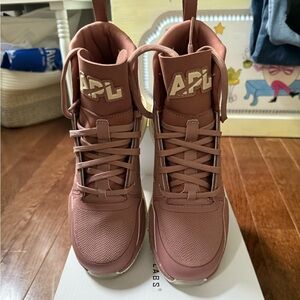 APL Women's Techloom Defender in Beachwood, Ivory. Brand New in Box. Size 6 1/2